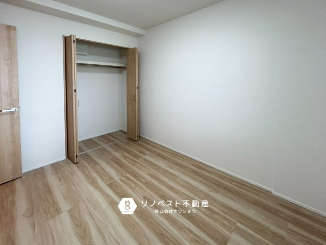 ライオンズマンション鴻池新田の洋室|温かみのあるフローリングでなおかつシンプルなのでどんなインテリアとも調和しそうですね！