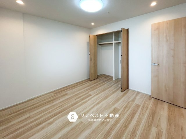 ライオンズマンション鴻池新田の洋室|引き戸を開けておくとリビングと一続きの空間として広々とお使い頂けます！