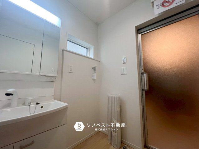 東大阪市大蓮南第3の独立洗面台|ライト付きの独立洗面台でメイクや朝の身支度がスムーズに♪