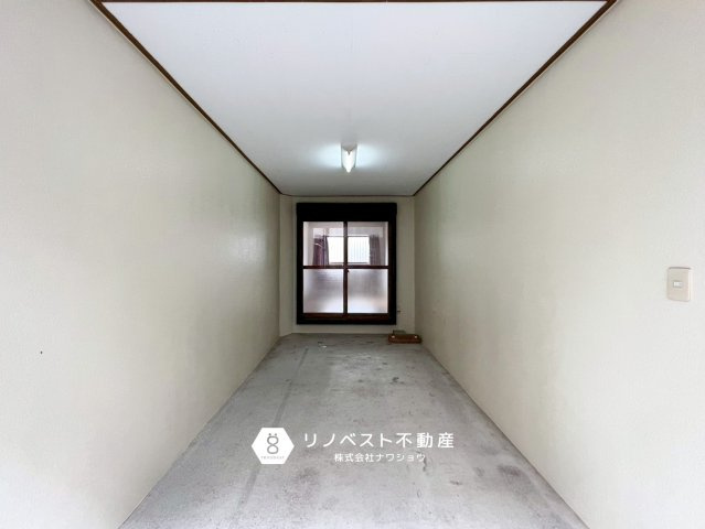 生野区巽中2丁目の駐車場|ライト付きの車庫で夜でも困りません♪屋根付きで雨の日も安心◎