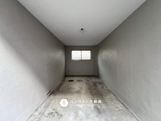 東大阪市衣摺3丁目の駐車場|ビルドインガレージなので愛車を雨風から守ることができます！