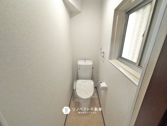 生野区勝山北5丁目中古戸建のトイレ|1階のトイレには窓があり換気するのも楽々♪