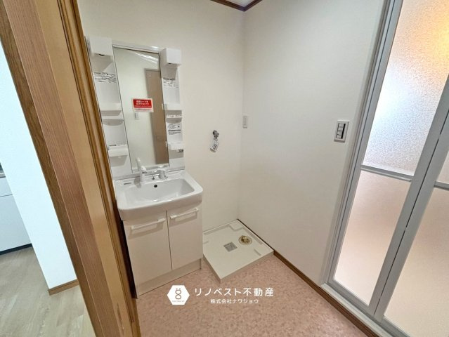 生野区勝山北5丁目中古戸建の独立洗面台|洗面台の下部には収納もあるので日用品を入れておけますね！
洗濯パンも設置されています。