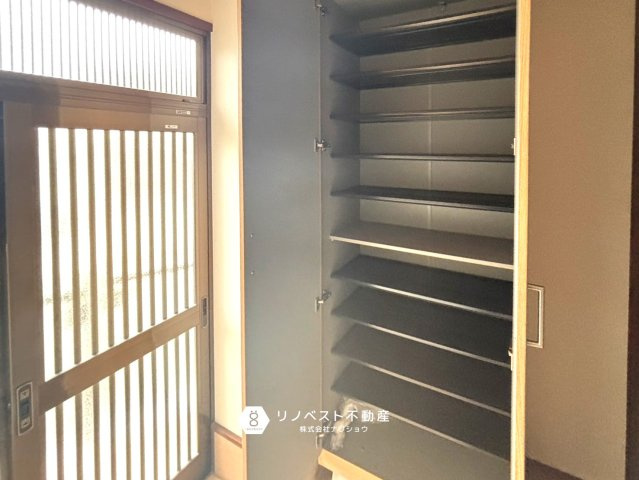 生野区勝山北5丁目中古戸建の収納|大きなシューズボックスがあるのでご家族分の靴が充分入りそうですね！