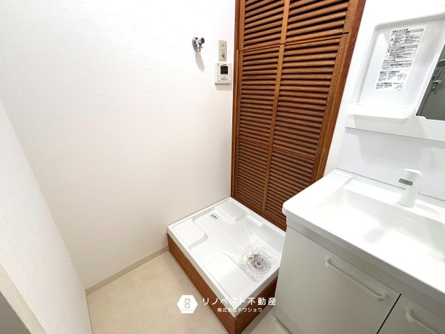 シャルム小阪壱番館のランドリースペース|洗濯パンが備え付けられているので、洗濯機の設置も楽々です！
