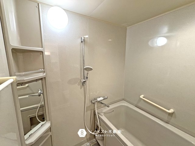 シャルム小阪壱番館の浴室|バスの横には手すりが付いているので立ち上がる時など安全に考慮されています。