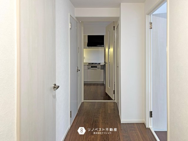 シャルム小阪壱番館の内装|フローリングはシックな色で落ち着きがあり、扉は白基調で清潔感が溢れる室内となっております。