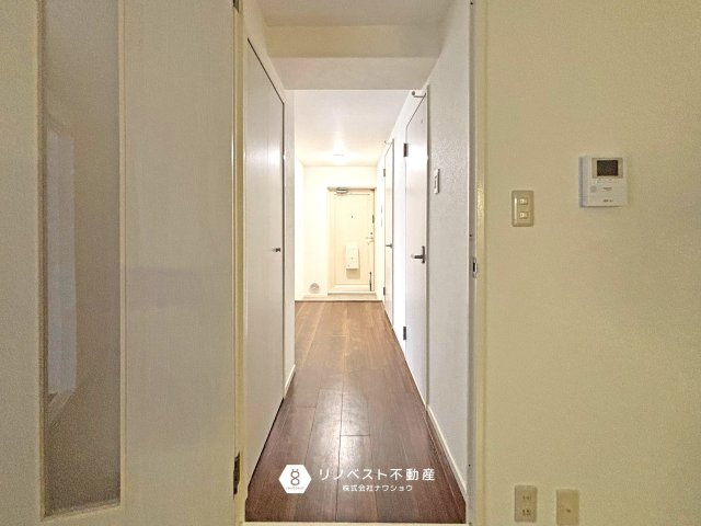 シャルム小阪壱番館の内装|ダイニングの扉をあけると玄関まで見渡せるので開放感がありますね。