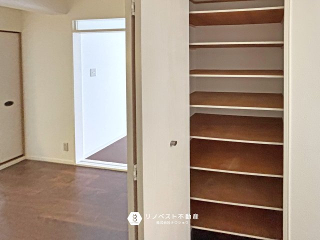 シャルム小阪壱番館の収納|廊下にある収納は仕切りがあるので空間を有効的に活用でき物の整理もしやすいですね◎