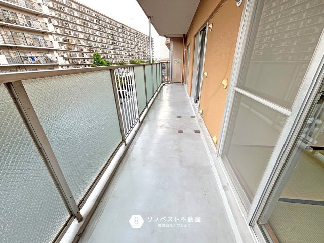 シャルム小阪壱番館のバルコニー|3部屋からバルコニーへ出ることができるほど広々としています！