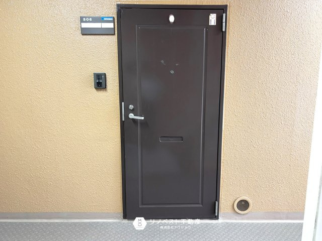 シャルム小阪壱番館の玄関|インターホンはTVモニター付きなので訪問者の顔を事前に確認できるのは安心ですね◎