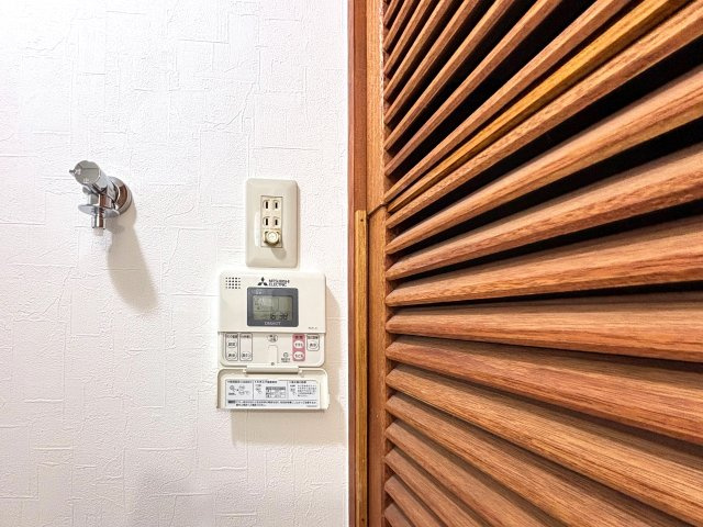 シャルム小阪壱番館の発電・温水設備|洗面室には温水器が備え付けられおります。