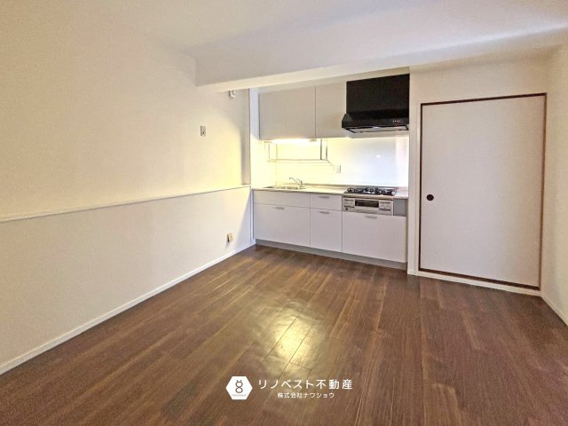 シャルム小阪壱番館の居間・リビング|オープンキッチンなので、できたお料理を食卓に運ぶのも楽々です♪