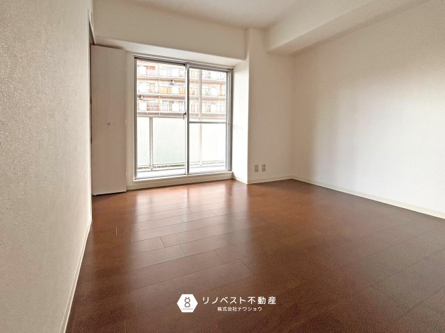 シャルム小阪壱番館の洋室|約4.5帖の洋室です。バルコニーにもすぐ出られるので気分転換にも良いですね◎