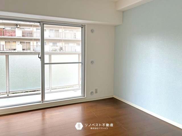 シャルム小阪壱番館の洋室|約5.25帖の洋室です。水色の壁紙がオシャレですね！