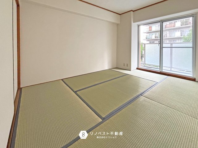 シャルム小阪壱番館の和室|約6帖の和室です。畳は貼替されたばかりなので、大変キレイでいぐさの良い香りが漂っています。