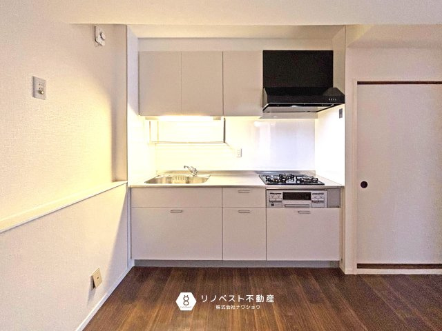 シャルム小阪壱番館のキッチン|3口コンロがあり調理スペースも充分あるのでお料理も楽しくできますね！