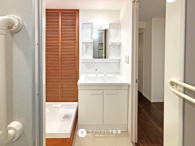 シャルム小阪壱番館の独立洗面台|洗面台下には収納もあるので日用品などの整理にも役立ちますね！