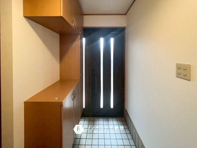 生野区勝山南4丁目の玄関|大容量のシューズボックスで家族が多い方でも片付いた玄関に！