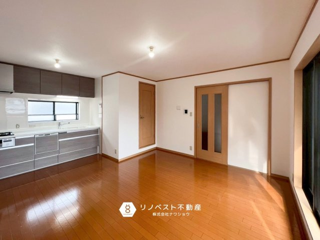 生野区勝山南4丁目の居間・リビング|南向き採光で明るいリビングです◎