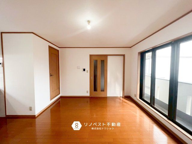 生野区勝山南4丁目の居間・リビング|家族がゆったり寛げる空間です！水回りが2階に集結しており家事導線が良い◎