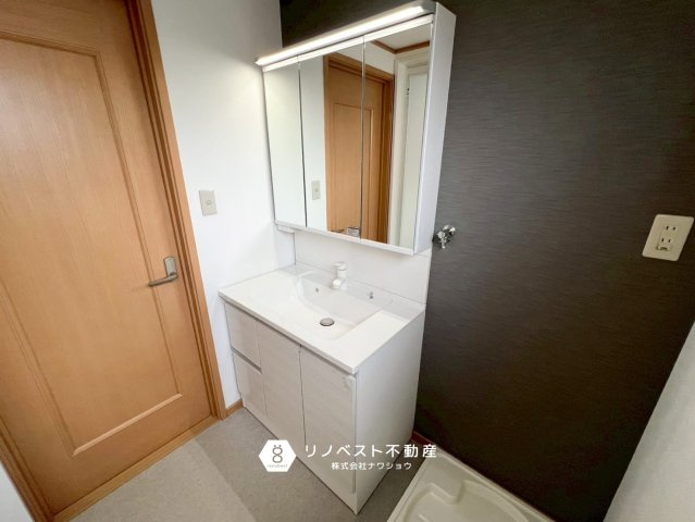 生野区勝山南4丁目の独立洗面台|ライト付きの洗面台で朝の身支度が効率的に！