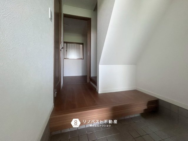 東大阪市若江南2丁目の玄関|小・中学校までともに徒歩5分圏内でお子様の通学安心ですね♪