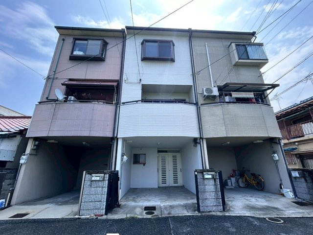 東大阪市若江南2丁目の外観|真ん中の白い建物がご紹介物件です！