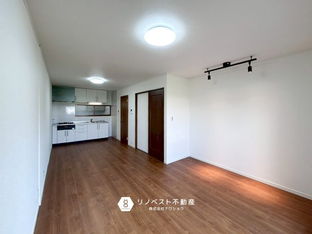 東大阪市若江南2丁目のキッチン|収納が十分に確保されたキッチンです！3口コンロで作業効率アップします♪