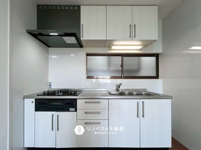 東大阪市若江南2丁目の独立洗面台|三面鏡付洗面台で朝の身支度がスムーズに！ドラム式洗濯機も置けそうなスペースがございます◎