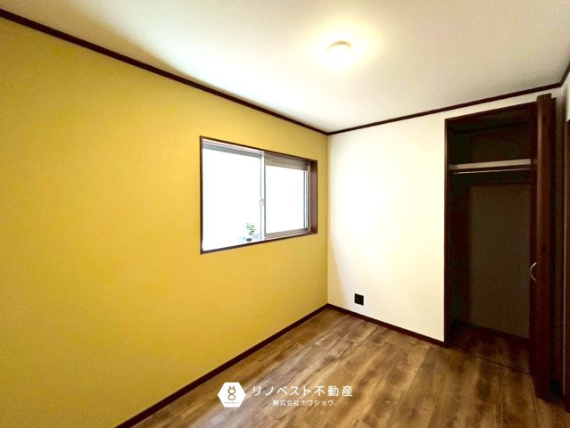 東大阪市花園西町1丁目の洋室|カラーのある壁紙が空間を明るくしてくれます。各居室クローゼットがあるのでスッキリとしたお部屋造りができそうですね。