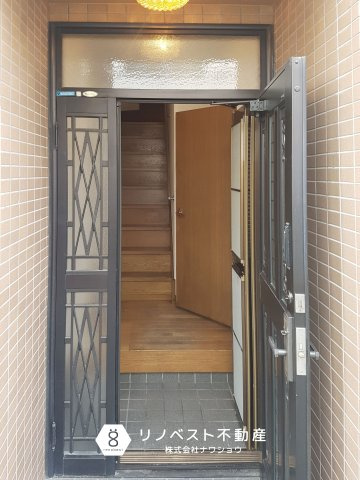 生野区中川６丁目の玄関|居住スペース専用玄関。
仕事とプライベート空間をしっかり分けることができます◎