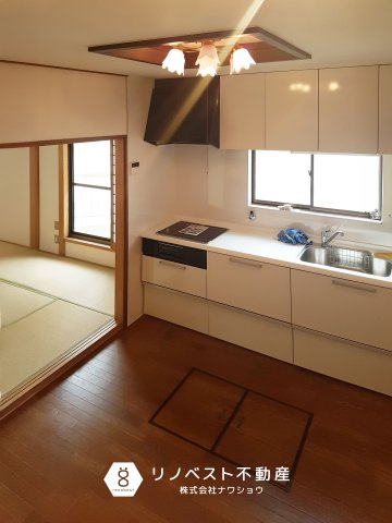 生野区中川６丁目のキッチン|IHコンロ付きシステムキッチン！
床下収納もございます♪