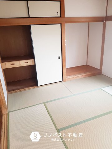 生野区中川６丁目の和室|3階和室。
バルコニーへの出入りも可能です◎