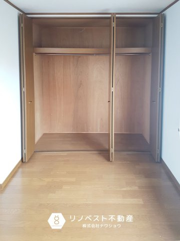 生野区中川６丁目の収納|洋室に完備されているクローゼットです。
上部棚・ハンガーラック付き。