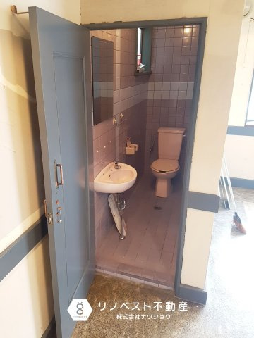 生野区中川６丁目のトイレ|1階店舗専用トイレ。手洗い場付き。