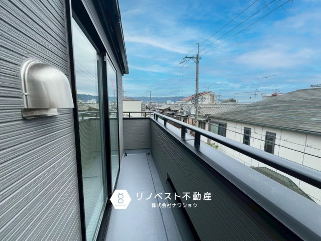 東大阪市大蓮東1丁目の玄関|大容量のシューズボックス付き。鏡も付いており、外出前の身だしなみチェックに役立ちます♪
ベビーカーなど置いておくスペースも有ります◎