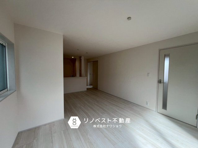 東大阪市大蓮東1丁目の居間・リビング|南向きバルコニー付きで暖かい日差しが差し込みます◎
風通りも良く非常に良い空間です♪
