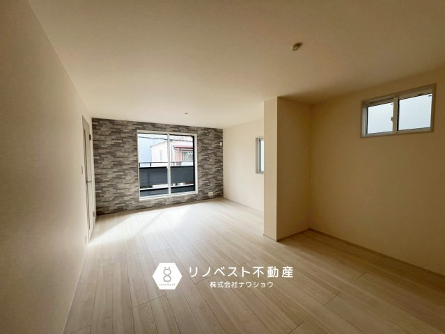 東大阪市大蓮東1丁目のキッチン|ダウンライトで、より広い空間に見せてくれます。
食洗機付のシステムキッチンで作業効率アップ！