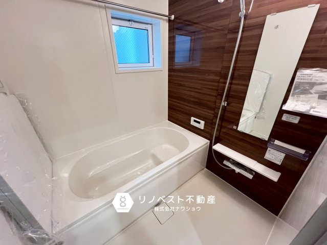 東大阪市大蓮東1丁目の洗面所|ホテルのようなお洒落な洗面台。三面鏡付で朝の身支度がスムーズに！
大きな窓があり、十分に換気ができます◎