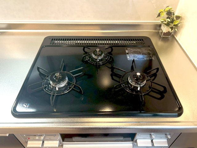 東大阪市御厨栄町2丁目のキッチン|3口コンロもあるのでまとめて調理できますね◎