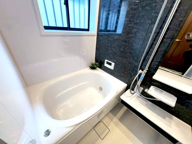 東大阪市御厨栄町2丁目の浴室|広々としたバスタブなので足を伸ばしてリラックスして頂けます♪