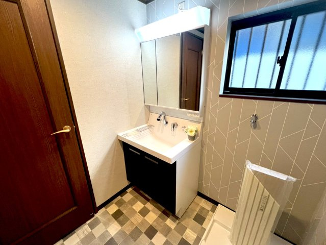 東大阪市御厨栄町2丁目の独立洗面台|3面鏡付きの洗面台でライトもついているので身支度も楽々です♪