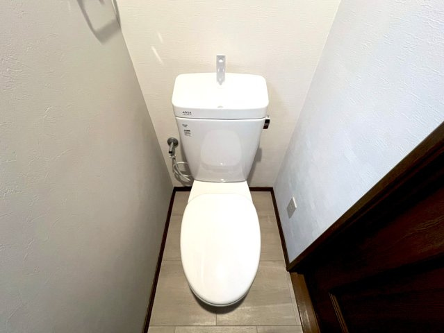 東大阪市御厨栄町2丁目のトイレ|1階と2階にトイレがあるので混み合う心配がありませんね◎