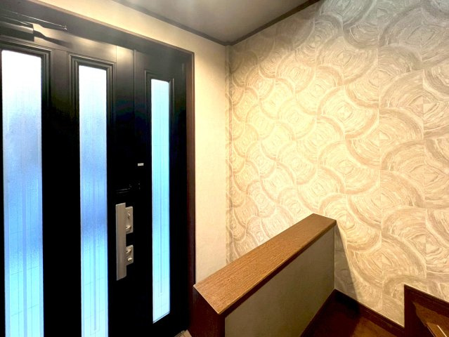 東大阪市御厨栄町2丁目の玄関|玄関入ってすぐの模様のある壁紙が印象的ですね！