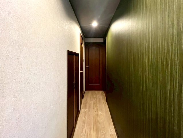 東大阪市御厨栄町2丁目の内装|廊下にあるグリーンの壁紙が落ち着いた雰囲気で良いですね！