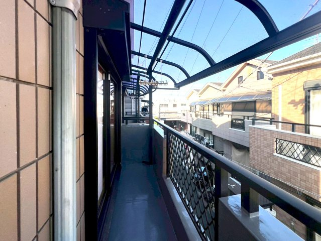 東大阪市御厨栄町2丁目のバルコニー|屋根付きのバルコニーなので雨の日でも洗濯物が濡れる心配がありませんね◎