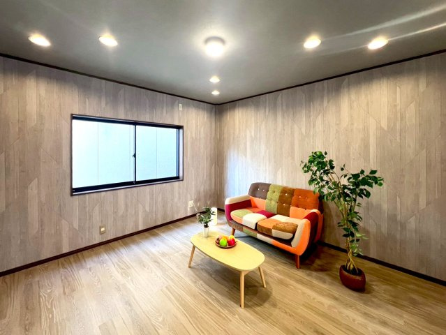 東大阪市御厨栄町2丁目の居間・リビング|明るい室内で家族団らんの場としても最適ですね♪