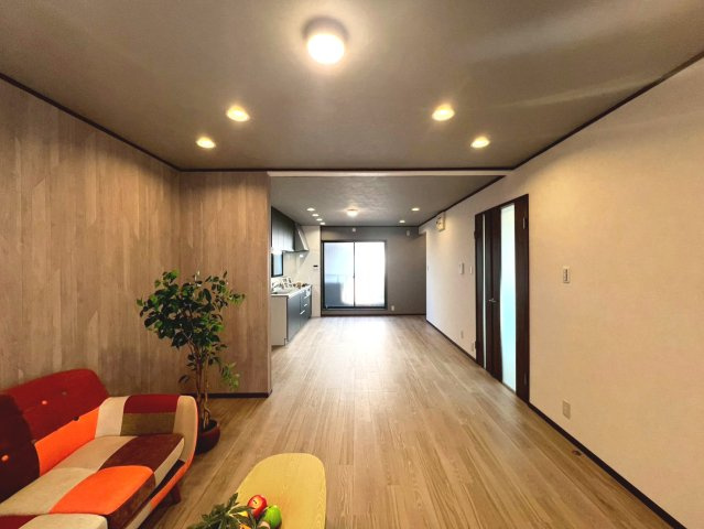 東大阪市御厨栄町2丁目の居間・リビング|約18.5帖のLDKで広々と空間をお使い頂けます♪