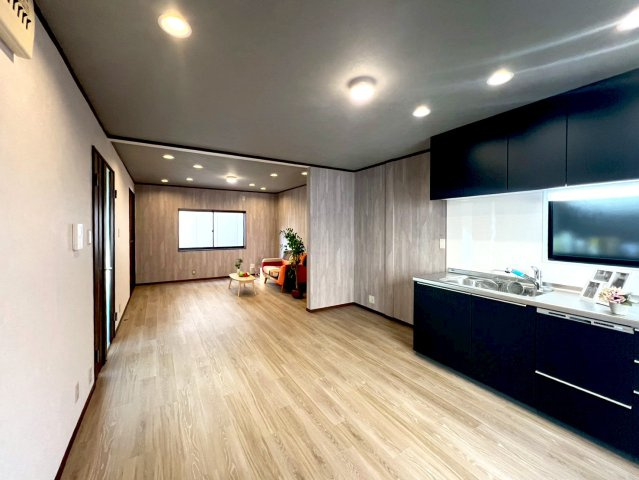 東大阪市御厨栄町2丁目の居間・リビング|キッチンからリビングを見渡せるので小さいお子様がいらっしゃるご家庭でも安心ですね◎